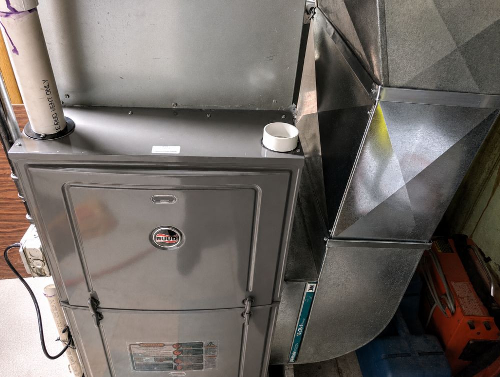 Indoor Ruud furnace and connected ductwork